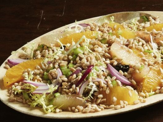 34. Salata sa pisanom i citrusima.