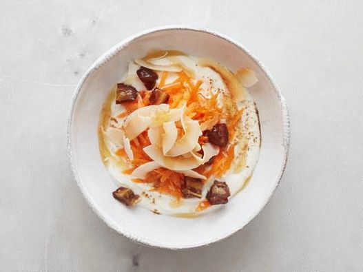 Torta od šargarepe: naribana šargarepa, sjeckani datumi, pržene pahuljice kokosovog oraha, kardamom, cimet i javorov sirup