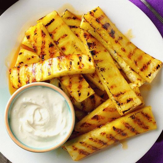 Fotografija sa ananasom na žaru