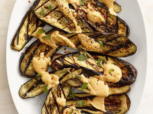 Fotografija patlidžana sa roštilja sa umakom od kikirikija