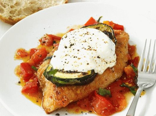 Foto patlidžan sa puretinom zapečen u vinu