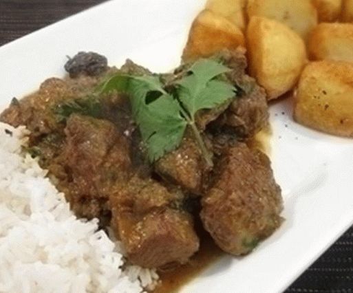 Fotografija janjetine sa cijelim začinima i lukom - Kharu gos