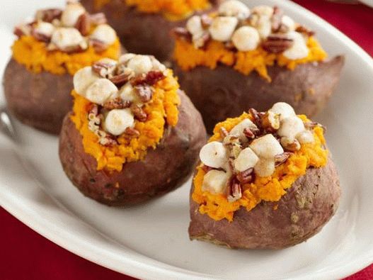 Foto slatki krompir sa pekanom i močvarnim štapićem