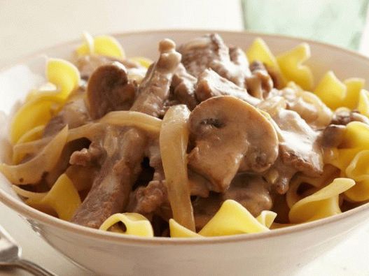 Fotografija govedine stroganoff sa gljivama i rezancima od jaja