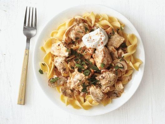 Fotografija piletine s govedinom stroganoff u sosu od kiselog vrhnja