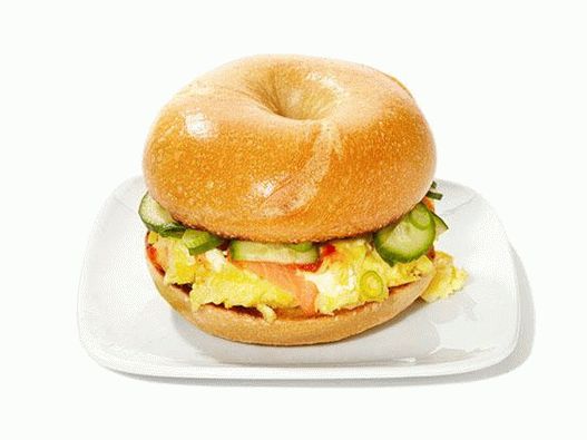Foto sendviči od bagela sa začinjenom omletom i dimljenim lososom