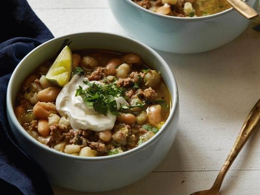 Fotografija bijelog čilija sa turskom i mljevenim mesom