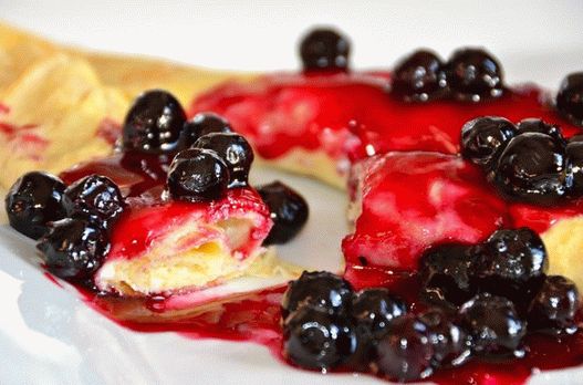 Foto palačinke sa krem   sirom i sosom od borovnica