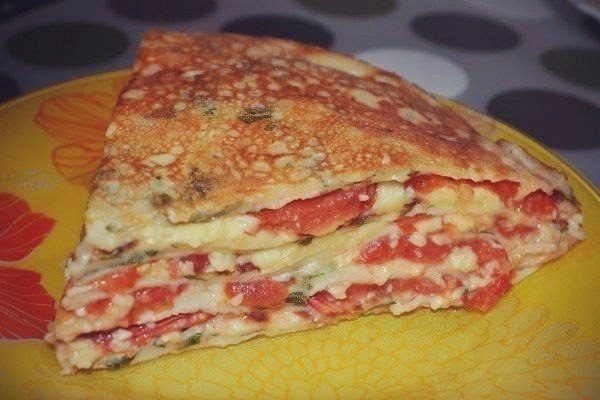 Torta od palačinki s paradajzom
