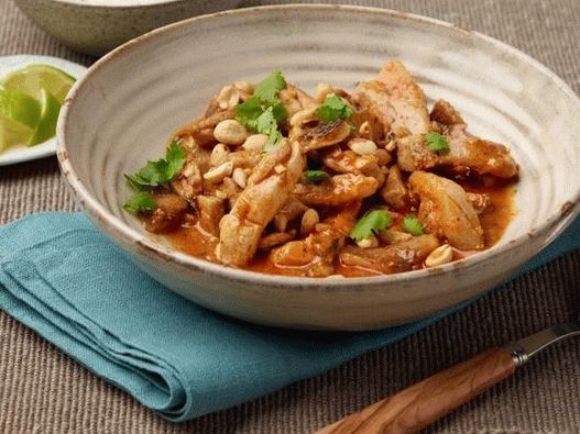 Pržena piletina sa začinjenim umakom od curryja