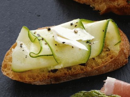 Bruschetta fotografija sa tikvicama i sirom
