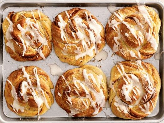 Fotografija Twist Buns u Glaze