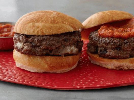 Foto burger iznutra s rajčicom i Worcester kečapom
