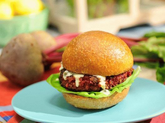 Foto burger sa repe i sos od aioli (francuski sos od belog luka)