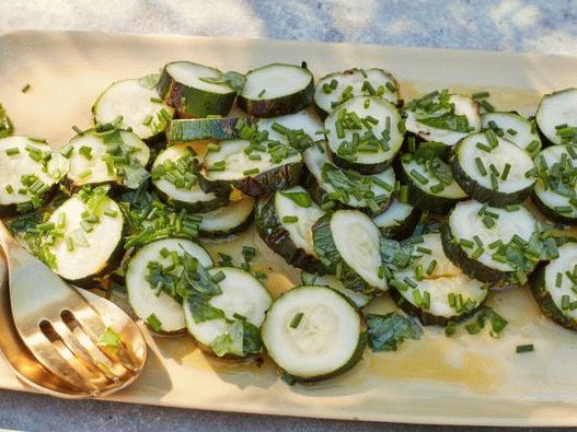 Foto cijele tikvice na roštilju s preljevom od bosiljka od vinigreta