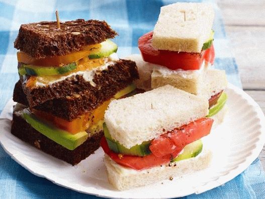 Foto sendviči s čajem s paradajzom
