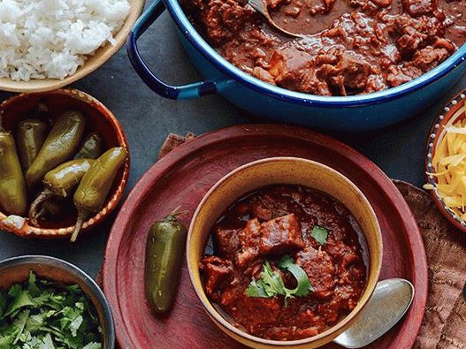 Fotografija chili con carne skuhanog u kotlu