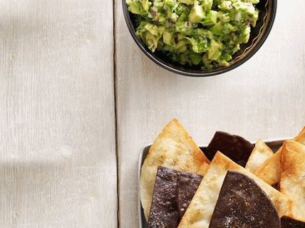 Foto tortilja čips sa umakom od guacamole