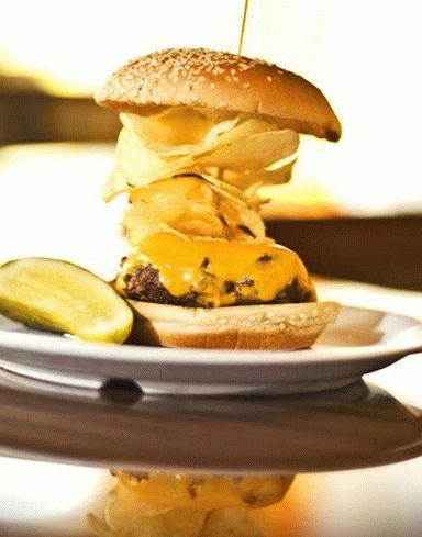 Foto Cheeseburger sa čipsom