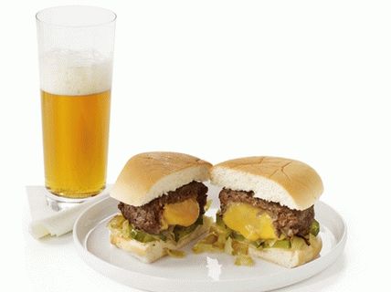 Fotografija sočnog Lucy Cheeseburgera s krem ​​sirom