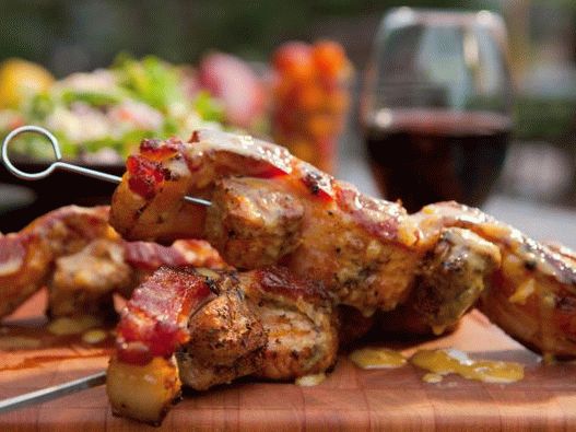 Svinjski kebab umotan u slaninu