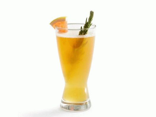 Foto pivski koktel od citrusno-ružmarina