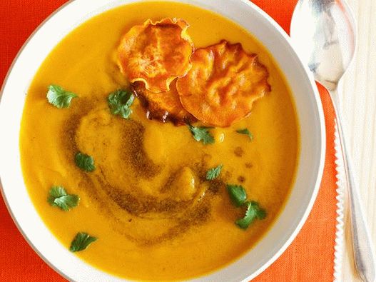 Foto desertna supa sa slatkim krompirom i jabukama sa curryjem