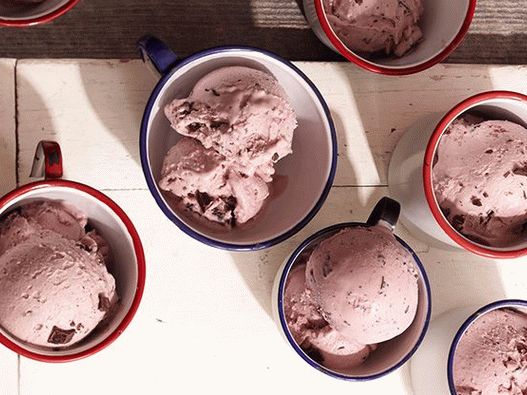 Foto domaći sladoled sa kupinama i čokoladom