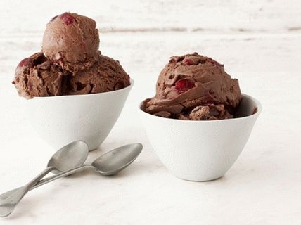 Foto domaći sladoled od čokolade i trešnje