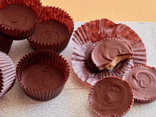 Foto domaći čokoladni bomboni punjeni kikiriki putera