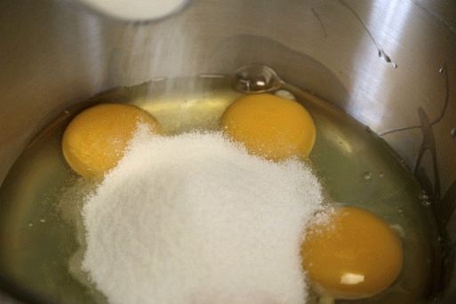 Umutite jaja sa šećerom dok ne budu penasta