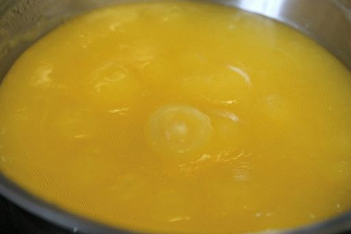 Pomiješajte jaje pjenu sa maslacem i dovedite do vrenja