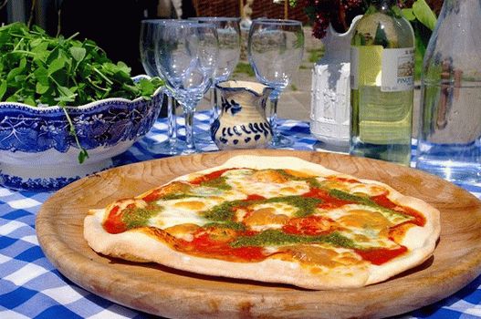 Foto tijesto za pizzu s kvasom na vinu