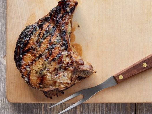 Foto dvostruke svinjske paštete na kostima sa uljem belog luka