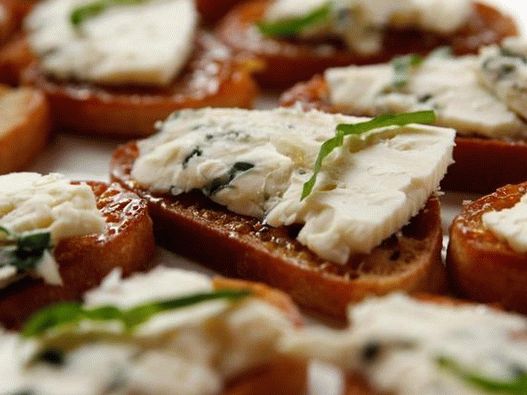 Fotografija jela - Brusketa sa smokvama i plavim sirom