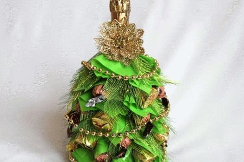 Božićno drvce sa slatkim igračkama iz boce šampanjca