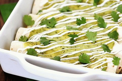 Fotografija Enchilada s piletinom i umakom od avokada i fizalisa