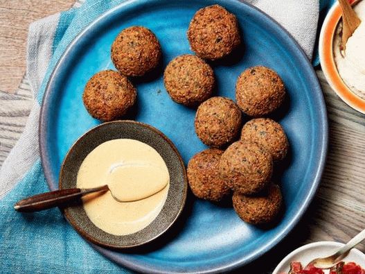 Fotografija Falafela s hummusom i tri gutljaja