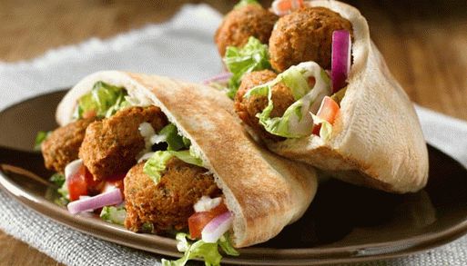 Foto Falafel sa umakom od paprike u pita