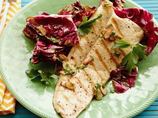 Fotografija sa pastrmkom na žaru sa dresingom od naranče-badema