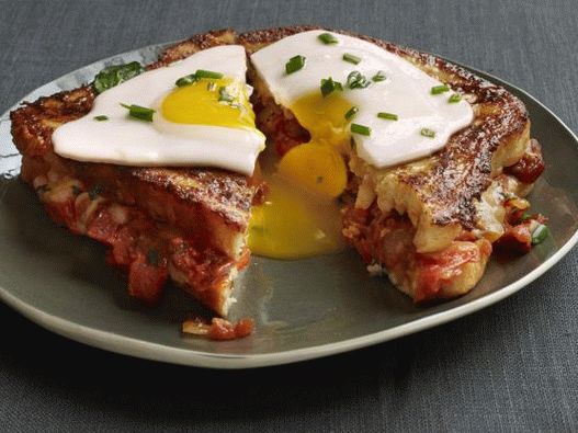 Foto francuski tosti sa džemom od rajčice, slaninom i prženim jajima