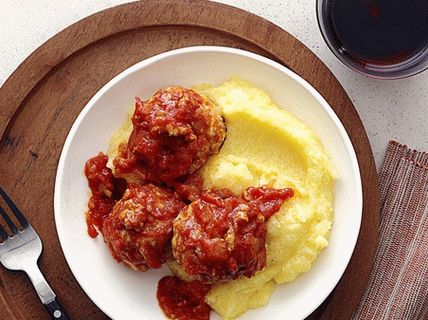 Fotografija svinjskih mesnih okruglica sa začinjenim umakom