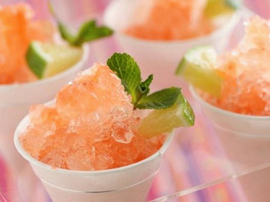 Foto voćni led s mangom i jagodama u čaši