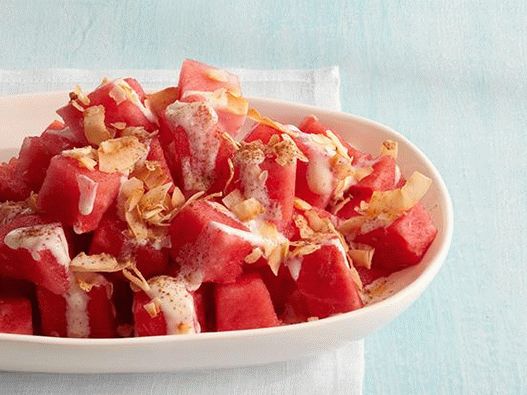 Foto voćna salata s lubenicom i kokosom