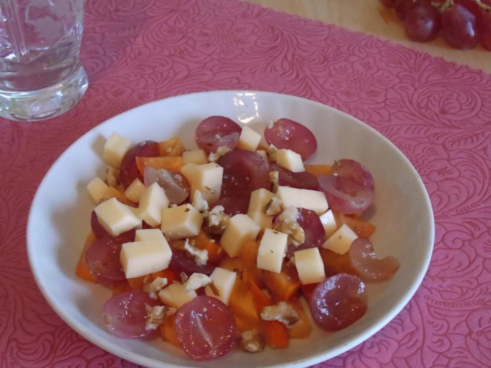 Voćna salata sa sirom