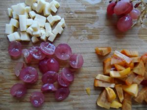 Voćna salata sa sirom