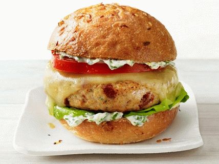 Foto hamburgeri s kobasicom od puretine i feferona