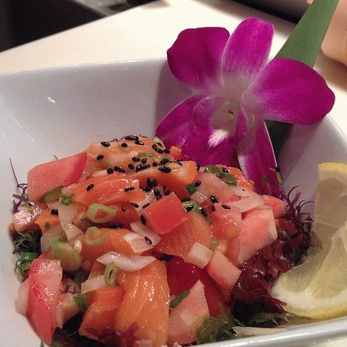Foto havajska salata od lososa