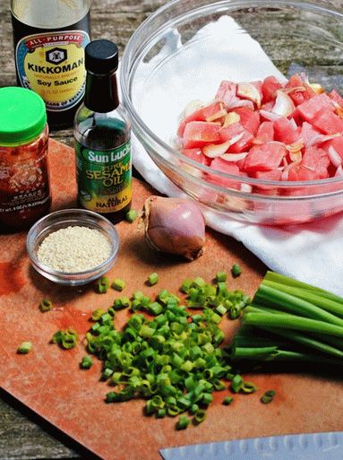 Foto havajska salata sa svježom tunom