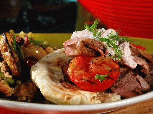 Fotografija Gyros-a sa umakom od rotkvice tzatziki